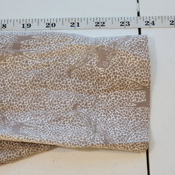 Chicos Blouse Sz L Beige Giraffe All Over Print Button Roll Tab Sleeves Animal - Picture 12 of 13